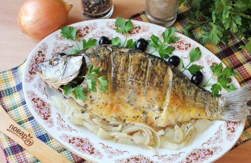 1. Этап. Карп в духовке на луковой подушке: Карпа достаньте из формы, выложите на блюдо. Украсьте по вкусу и подавайте к столу.