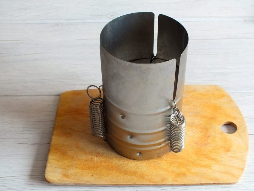 1. Этап. Буженина в ветчиннице: Достаньте ветчинницу, переложите ее на доску. Оставьте охладиться при комнатной температуре, после перенесите в холодильник и выдержите 6-8 часов.