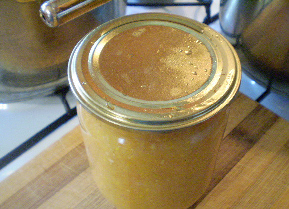 1. Этап. Кабачковая икра без обжарки: Разложите по стерильным баночкам, накройте крышками и закатайте специальным закаточным ключом. Баночки переверните и оставьте до полного остывания. После чего можно убрать их в прохладное место для хранения.