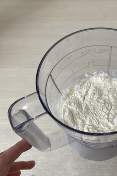 1. Этап. Мороженое с ксантановой камедью: Помещаем все наши продукты в чашу для блендера либо емкость для миксера. Тщательно перемешиваем в течение 30-40 секунд до получения однородной массы.