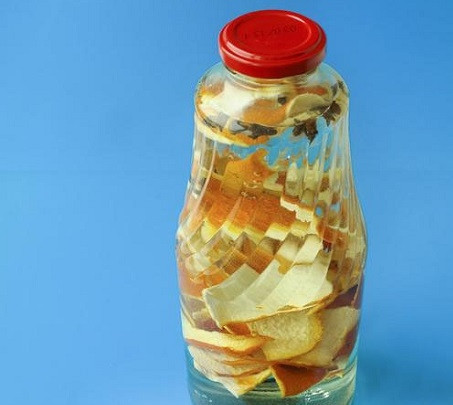 1. Этап. Домашняя настойка: Гвоздику и апельсиновые корочки выкладываем в бутылку и заливаем водкой. Плотно закупориваем и ставим в темное место на две недели.