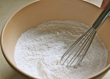 1. Этап. Мексиканская лепешка: 1. Как сделать мексиканскую лепешку? Все довольно просто. Для начала необходимо просеять кукурузную муку и соединить ее с солью. Добавить разрыхлитель и масло. Тщательно перемешать и постепенно добавлять воду.