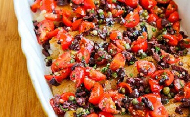 1. Этап. Рыба кусочками, запеченная в духовке: 4. Нарежьте мелко свежую зелень и заправьте все оливковым маслом. Аккуратно перемешайте и выложите все сверху рыбы ровным слоем. Использовать в этот простой рецепт рыбы кусочками, запеченной в духовке можно и другие овощи по вкусу.