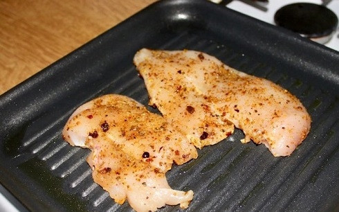 1. Этап. Салат с фасолью красной: А потом обжарим на сильном огне на сковороде гриль. Мясо должно получиться с корочкой, но сочным внутри.