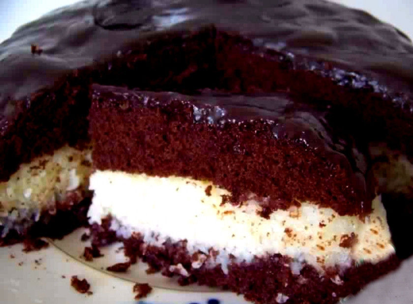 1. Этап. Шоколадный торт с кокосовой стружкой: Остуженный бисквит разрезаем на 2 части. Ликер разводим с водичкой и пропитываем им оба коржа. Молочно-кокосовую смесь накладываем поверх нижнего коржа. Накрываем вторым сверху. Для глазури наливаем оставшееся молоко в кастрюльку. Добавляем оставшийся сахар и какао-порошок. Варим, помешивая, до загустения. Докладываем сливочное масло. Жидко-вязкую шоколадную смесь выливаем на верхний корж, распределяя по всей поверхности. Ставим торт в холодильник, чтобы глазурь полностью застыла. Подаем на стол через пару часов. Торжественного вам ужина!