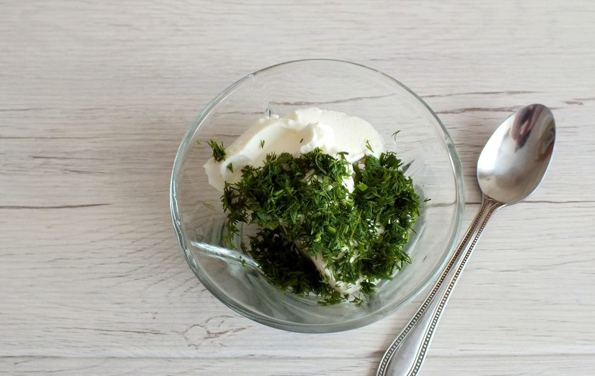 1. Этап. Бутерброды по-сахалински: Нарежьте мелко укроп. Добавьте его в творожный сыр и хорошо размешайте.