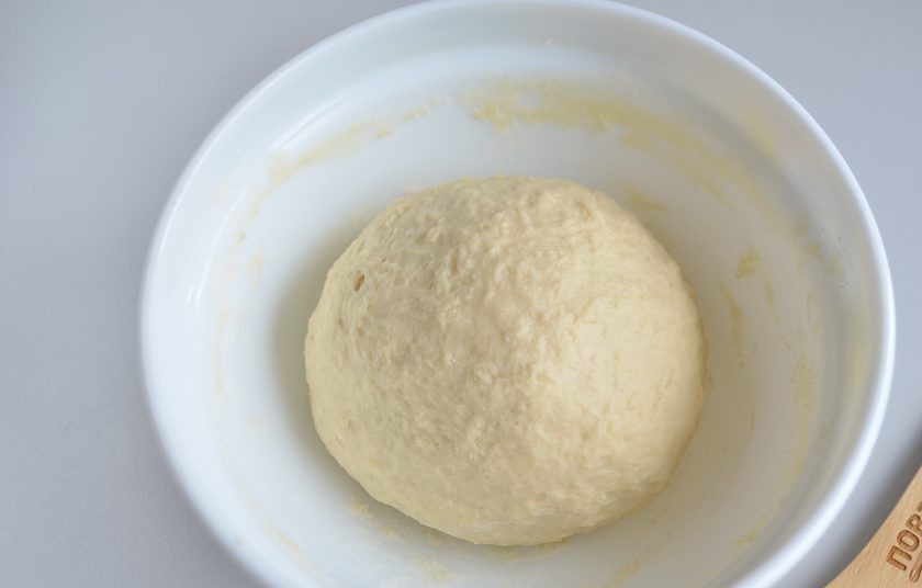 1. Этап. Круассаны-рогалики с прованскими травами: Хорошо вымешайте тесто, оно не липкое, но мягкое и пластичное. Накройте салфеткой и уберите в теплое место на 1 час.