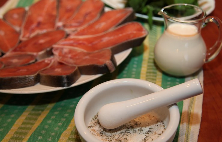 1. Этап. Стейк из горбуши в духовке: В ступку насыпаем соль, добавляем коричневый сахар и тимьян, перетираем все. Количество сахара и соли можете корректировать в зависимости от своих предпочтений.