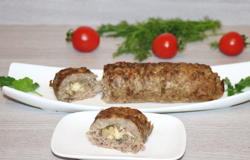 1. Этап. Мясной рулет с ананасами: Рулет очень вкусный как в горячем, так и в холодном виде. Приятного аппетита!