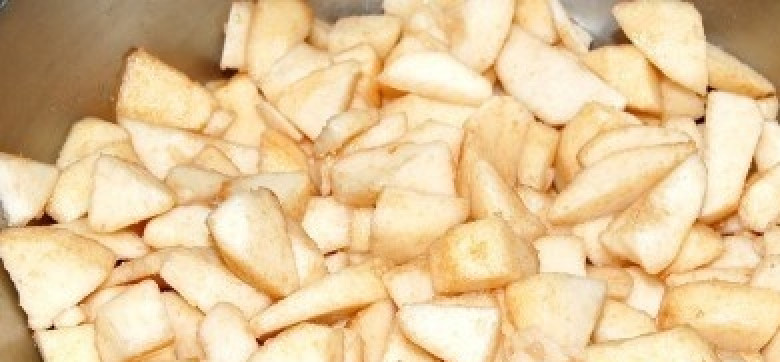 1. Этап. Варенье из брусники с грушами: 2. Груши почистите от сердцевины и нарежьте брусочками. Отдельно приготовьте сахар по рецепту.