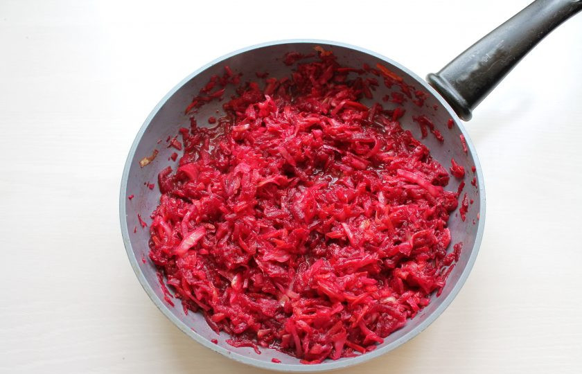 1. Этап. Украинский борщ с квашеной капустой: Закройте крышкой и тушите в течение 10 минут, перемешивая.