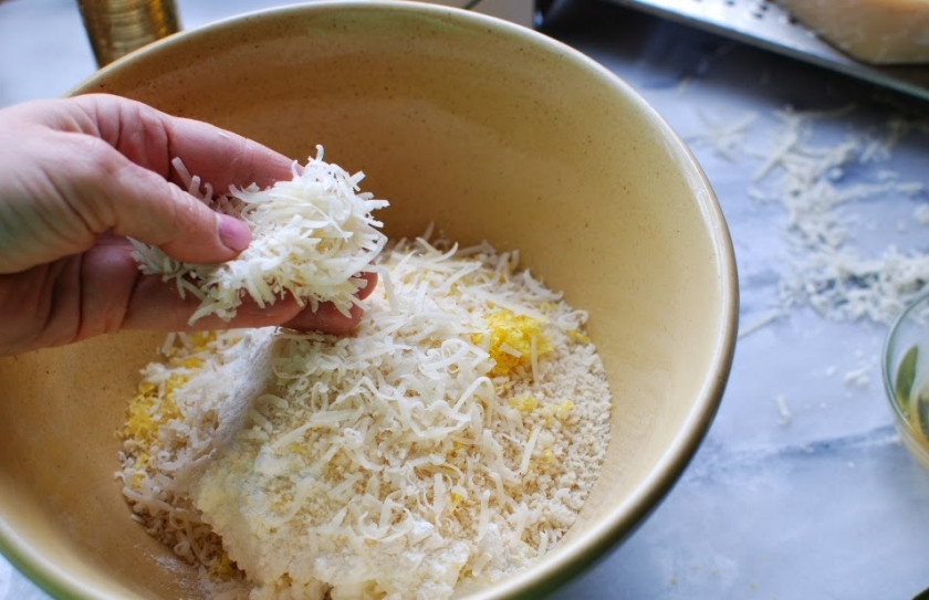 1. Этап. Ньокки с рикоттой: Добавить тертый сыр.