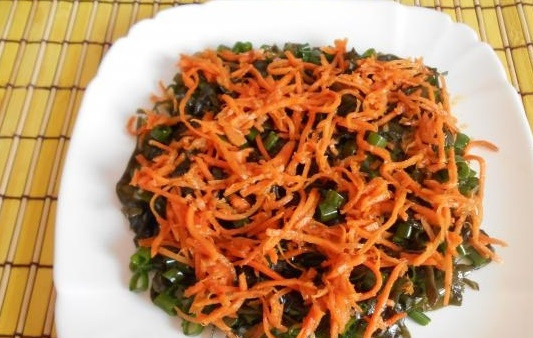 1. Этап. Салат из морской капусты с морковью: 6. Теперь укладывайте все ингредиенты слоями. Вначале — морковку по-корейски.