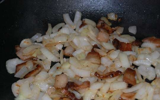 1. Этап. Мясо в пиве по-чешски: Обжариваем оставшуюся грудинку вместе с луком.