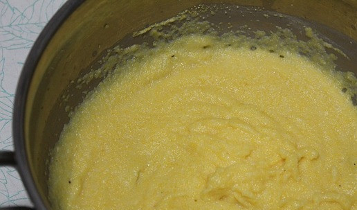 1. Этап. Булочки с кукурузной полентой: Молоко влить в сотейник, довести до кипения и всыпать тонкой струйкой поленту, мешая. Снять с огня, как загустеет. Остудить до теплого.