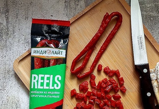 1. Этап. Овощной салат с колбасными снеками: В рецепте я буду использовать колбаски Индилайт Снеки из индейки оригинальные. Нарезаем колбаски произвольно.