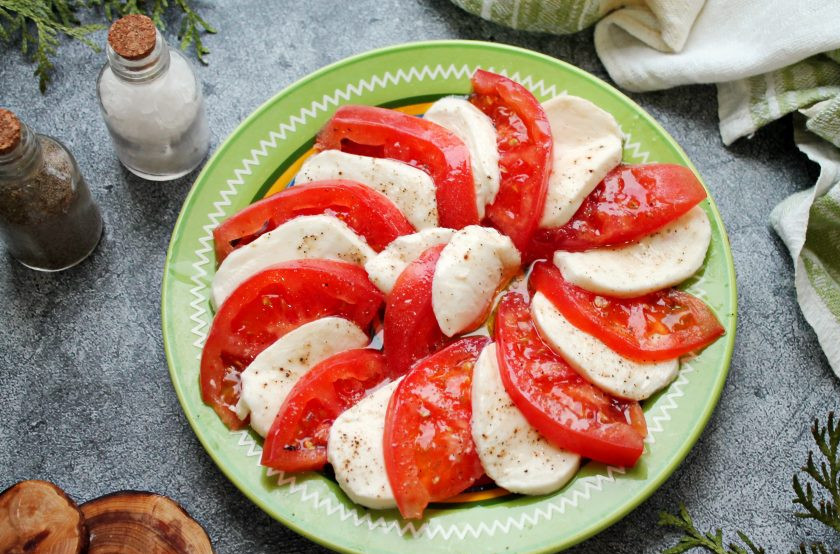 1. Этап. Салат Капри: Сыр и помидор порежьте кружочками и выложите их на тарелку по кругу, чередуя. Все посолите, поперчите и полейте соком лимона.