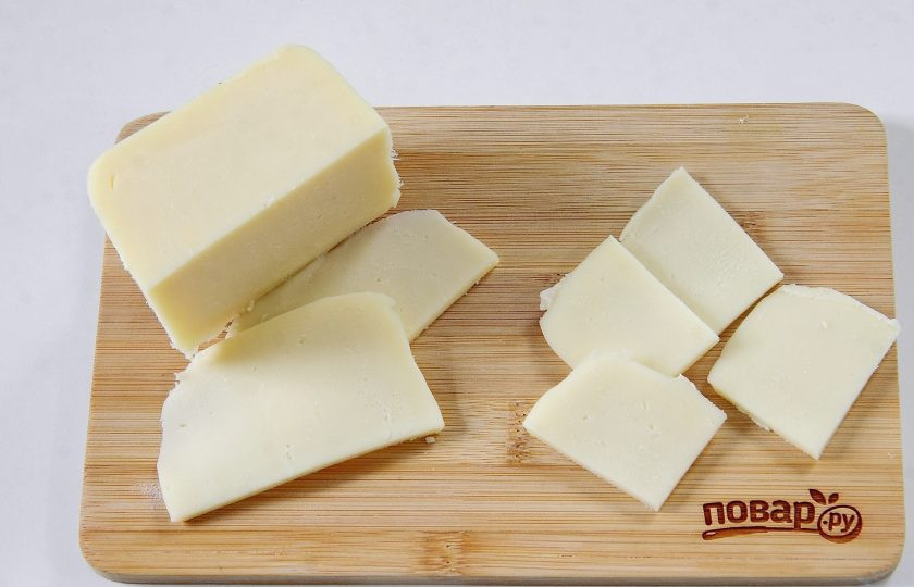 1. Этап. Чесночный хлеб с моцареллой: Сыр нарежьте небольшими квадратиками, толщиной около 3 мм и высотой 2 см.