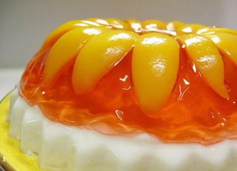 1. Этап. Желейный торт с фруктами: 5. После полного застывания получится вот такой аппетитный желейный торт с фруктами в домашних условиях. На секунду форму нужно опустить в кипяток, а затем перевернуть на тарелку для подачи.