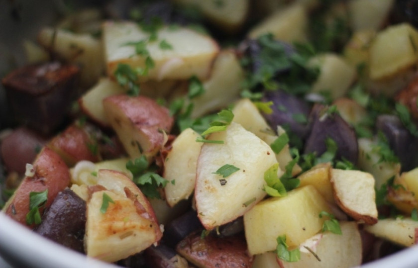 1. Этап. Картофельный салат без майонеза: Готовый картофель посыпать измельченной зеленью и полить маслом.