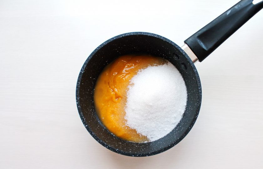 1. Этап. Суфле из манго: Всыпьте в кастрюлю сахар и поставьте на медленный огонь. Доведите пюре до кипения, перемешивая, и варите до растворения сахара.