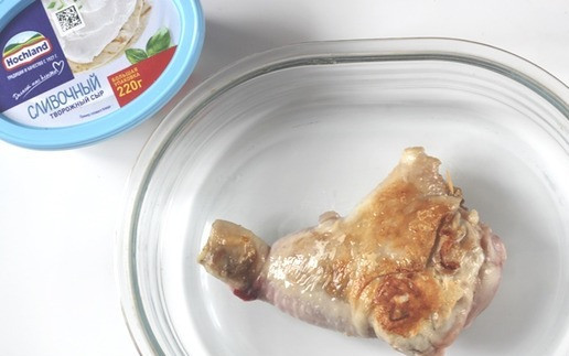 1. Этап. Фаршированный окорочок: Перекладываем обжаренный окорочок в форму для запекания и ставим в разогретую духовку 180* на 15 -20 минут, учитывая особенности своей духовки.