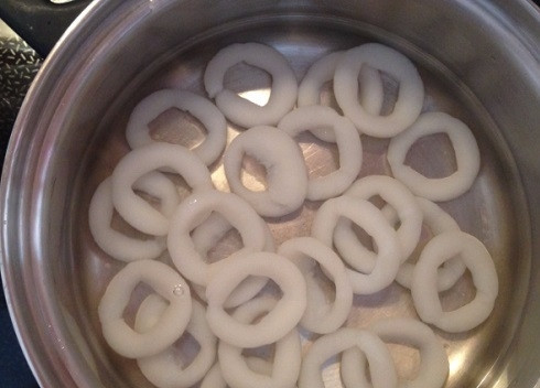 1. Этап. Салат из кальмаров с грибами: Я использую замороженные кольца кальмаров. Это удобно и быстро. Бросаем их в кипящую подсоленную воду, варим 3 минуты.