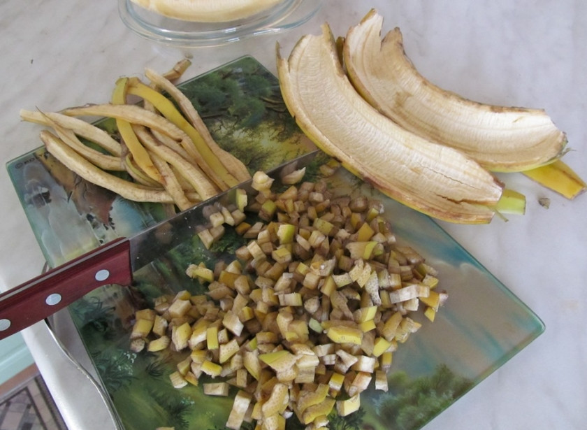 1. Этап. Квас из банановой кожуры: Очищаем от кожуры, удалив поврежденные участки. Кожуру мелко нарезаем, должно получиться 2-3 стакана.
