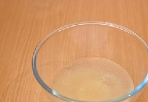 1. Этап. Сливочное желе: Желатин залить несколькими ложками воды и оставить для набухания.