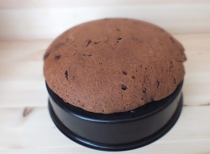 1. Этап. Кекс с вишней в мультиварке: Извлеките кекс из мультиварки с помощью чаши для пароварки, охладите.