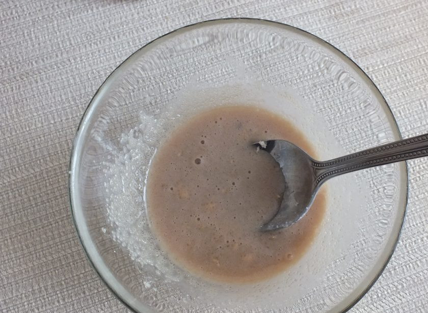 1. Этап. Булочки со взбитыми сливками: Разотрите дрожжевую массу до жидкого состояния.