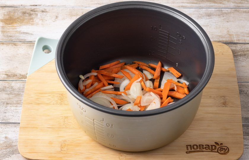 1. Этап. Гороховая каша с морковью и луком в мультиварке: Разогрейте растительное масло в мультиварке на режиме «Выпечка» и обжарьте лук с морковью до золотистого цвета. Примерно 10 минут.