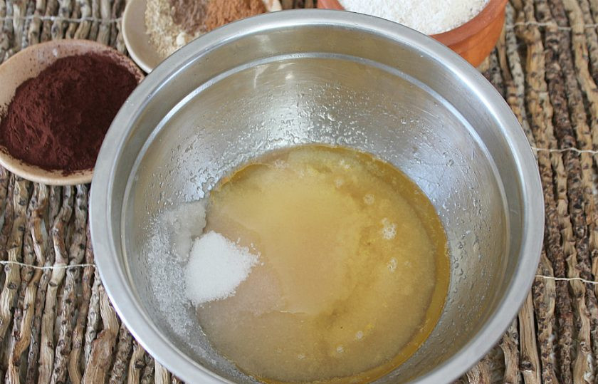 1. Этап. Пряники на рассоле от огурцов: Добавляем подсолнечное масло и сахар. Все хорошо перемешиваем.