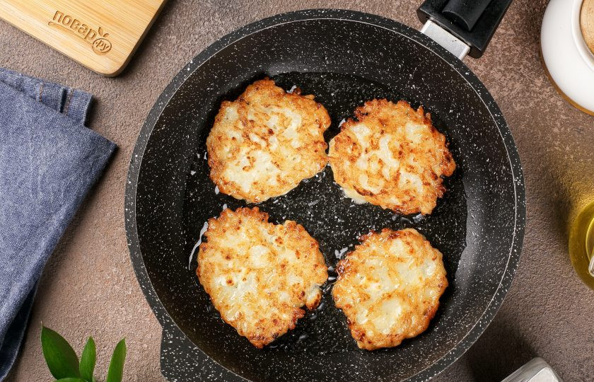 1. Этап. Рисовые оладьи с творогом: Разогрейте сквороду с маслом и выкладывайте массу при помощи столовой ложки, формируя небольшие и не слишком толстые оладьи. Жарьте на среднем огне с двух сторон до золотистой корочки.