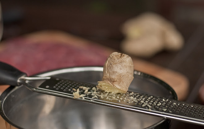 1. Этап. Стейк из пашины: 3. Натрите немного корня имбиря и цедру цитрусовых. Их использование в этот простой рецепт стейка из пашины придаст не только необыкновенный аромат, но и пикантный вкус.