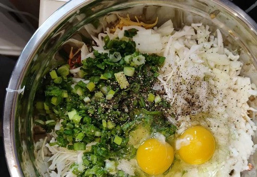 1. Этап. Овощные оладьи с мясом: Картофель, морковь тру на мелкой терке, (между крупной и кашеобразной), капусту очень мелко и тонко шинкую, лук репчатый мелким кубиком, лук зелёный колечками, туда же отправляю сырые яйца, соль и перец по вкусу. Перемешиваю и добавляю муку до консистенции немного гуще чем на оладьи.