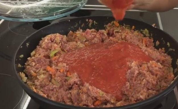 1. Этап. Вкусная домашняя лазанья (плюс рецепт теста): 4. Как только начинает закипать жидкость в сковороде, отправляем в нее фарш и перемешиваем. Через пару минут добавьте томаты (томатную пасту или натертые свежие помидоры без кожицы). Приправлять на этом этапе еще рано, можно добавить разве что щепотку соли. Тушить нужно около 1,5 часа на медленном огне под крышкой, пока не выкипит почти вся жидкость. За полчаса до готовности посолите, добавьте перца.