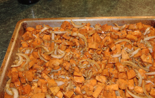 1. Этап. Картофель со свининой: 3. Мясо помоем, обсушим и обильно натрем любимыми специями. Складываем стейки друг на дружку, заливаем их соевым соусом. Пусть постоят хотя бы полчаса, а лучше - час и более. Обычно я мясо начинаю мариновать перед готовкой овощей. Готовое мясо выкладываем поверх овощей, когда картошка и тыква уже будут мягкими. Поливаем сверху остатками маринада. Запекаем все до готовности мяса!