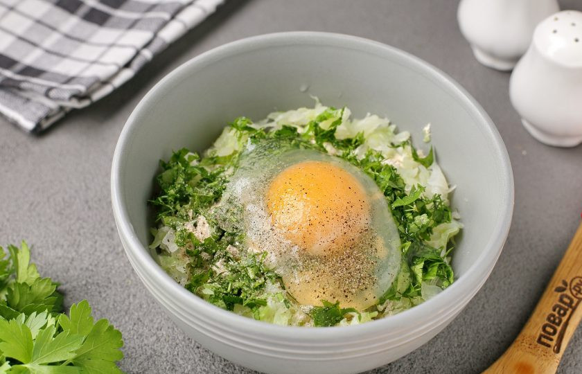 1. Этап. Оладьи для диабетиков: Добавьте муку, яйцо, любую свежую зелень, соль и перец по вкусу.