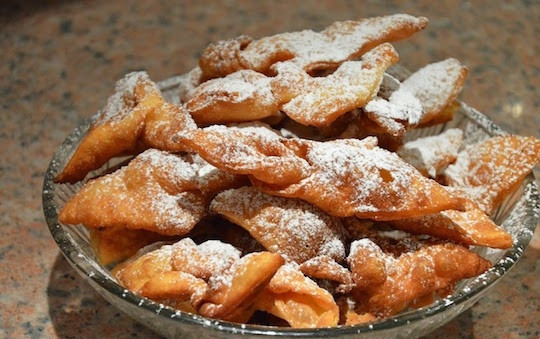 1. Этап. Сладкий хворост: 5. Сразу после обжаривания уберите хворост шумовкой и выложите его на тарелку, украсьте сахарной пудрой и наслаждайтесь.