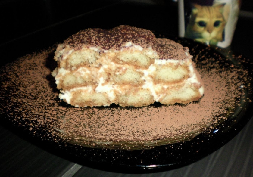 1. Этап. Тирамису без сырых яиц: 5. Сверху посыпаем какао-порошком и отправляем десерт в холодильник на 10-12 часов. Готовый тирамису разделяем лопаткой и подаем к столу.