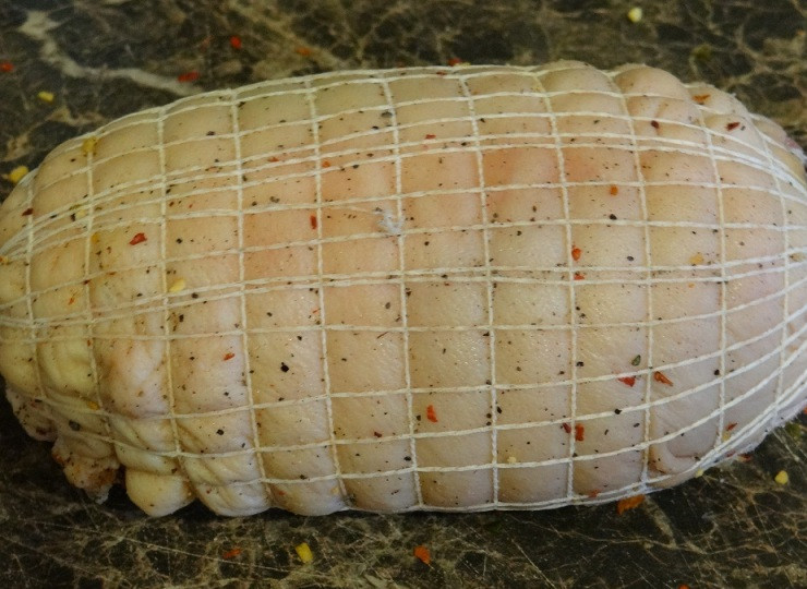 1. Этап. Рулет из свиной рульки: Картонную трубку убираем а концы сетки перевязываем нитками.