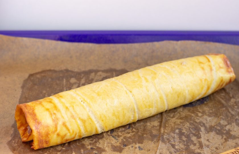 1. Этап. Яичный рулет со свининой и базиликом: Аккуратно снимая омлет с бумаги, скрутите в рулет.