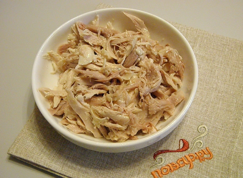 1. Этап. Салат из курицы с майонезом: Отделите мясо от костей и кожи, разберите на волокна.