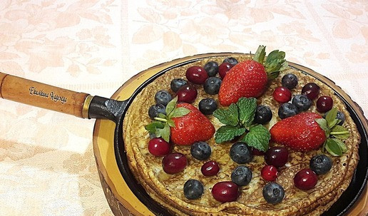 1. Этап. Тонкие блинчики на минералке с ягодами: Блинчики украсить ягодами и листиками мяты. С МАСЛЕНИЦЕЙ!!!