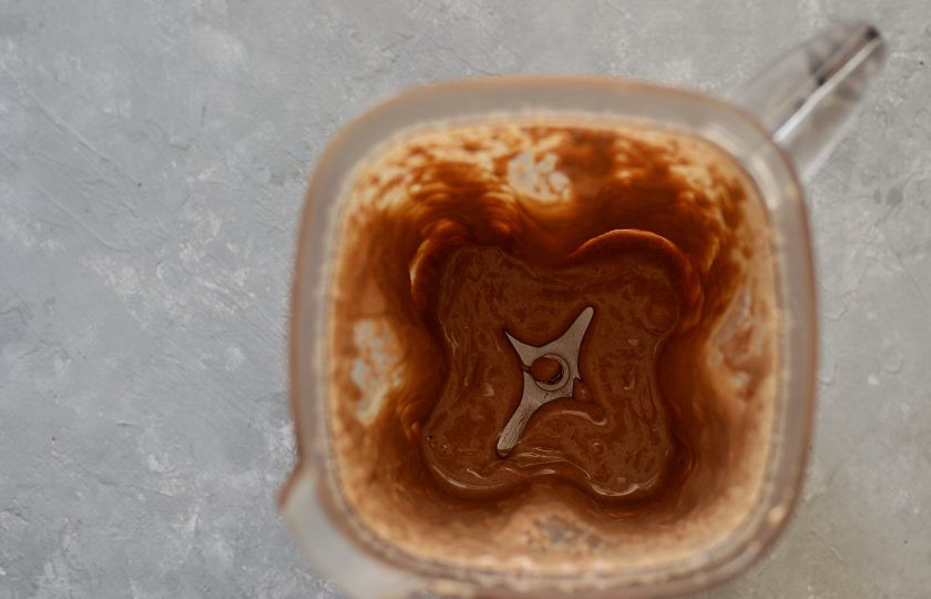 1. Этап. Миндальное масло: Перемалывайте миндаль до состояния жидкого масла.