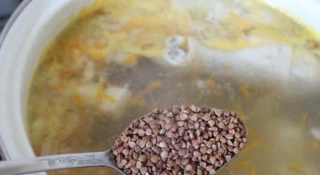 1. Этап. Гречневый суп для похудения: Выкладываем морковь и лук в кастрюлю и варим все вместе. Гречневую крупу тщательно промываем под водой и удаляем из нее мусор. Высыпаем ее в кастрюлю к остальным ингредиентам, когда картофель сварится и станет мягким. Добавляем соль и специи на ваше усмотрение и варим суп до готовности гречки. Затем разливаем готовый суп по тарелочкам и подаем на стол. Приятного вам аппетита!