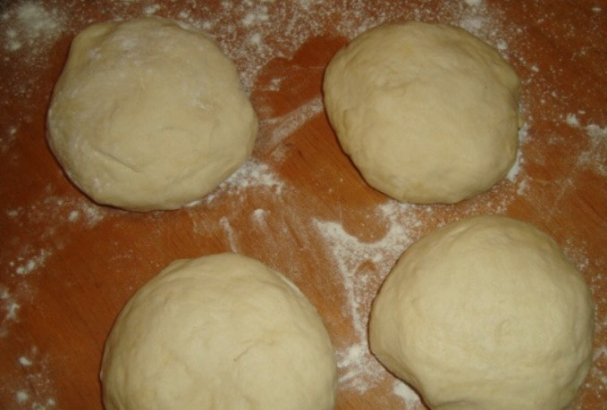 1. Этап. Бадамбура: Разделяем тесто на 4 равных части.