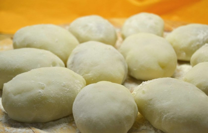 1. Этап. Картофельные зразы с начинкой из фарша: 12. Проделайте те же действия с оставшимся пюре и начинкой.