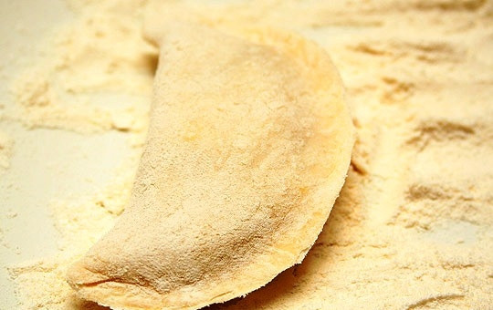 1. Этап. Постные вареники с картошкой: В центр каждого кружочка выкладываем немного начинки, залепляем края.